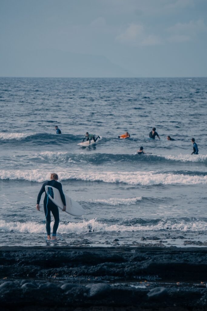 Surfistas en el oceano