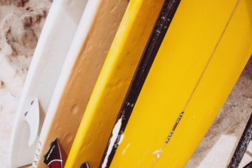 pexels-nastia-ligrain-369190782-14475871 Tablas de surf en la arena
